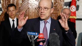 Le ministre français des Affaires étrangères Alain Juppé a annoncé à Tunis que la France débloquera 350 millions d'euros de prêts en faveur de la Tunisie. /Photo prise le 20 avril 2011/REUTERS/Zoubeir Souissi