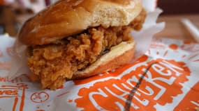 Un burger au poulet frit de Popeyes (photo d'illustration). 