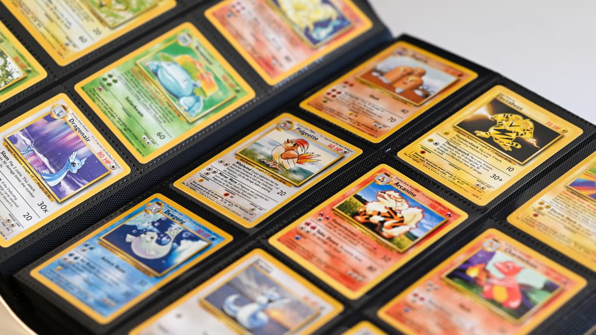 Un classeur rempli de cartes Pokémon.