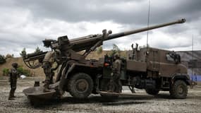 Des soldats de l'armée française installent un obusier automoteur Caesar français lors d'une manifestation au salon international de défense et de sécurité terrestre et aérienne Eurosatory, à Villepinte, banlieue nord de Paris, le 16 juin 2024