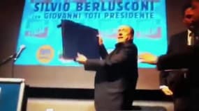 Berlusconi tombe de son estrade? La faute à la gauche