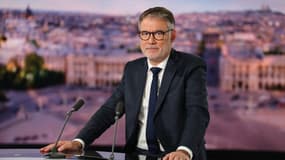 Le premier secrétaire du Parti socialiste français, Olivier Faure, sur le plateau du journal télévisé "Le 20 heures" de la chaîne TF1, à Boulogne-Billancourt, près de Paris, le 6 octobre 2025.