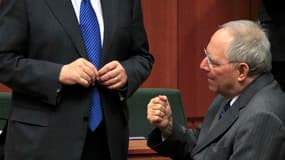 Le Premier ministre grec Lucas Papadémos (à gauche) et le ministre allemand des Finances Wolfgang Schäuble lors de la réunion de l'Eurogroupe à Bruxelles, lundi. Un accord semblait en vue lundi soir sur le deuxième plan d'aide à la Grèce mais les discussi