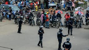 Des policiers camerounais patrouillent à Douala, Cameroun, le 21 octobre 2017. (Photo d'illustration)