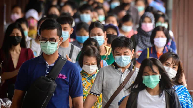 Des Thaïlandais portent des masques dans les transports en commun à Bangkok, le 26 avril 2021.