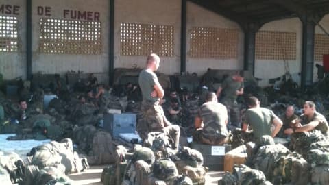 A l’aéroport de Bamako, des militaires français se préparent à intervenir au sol.