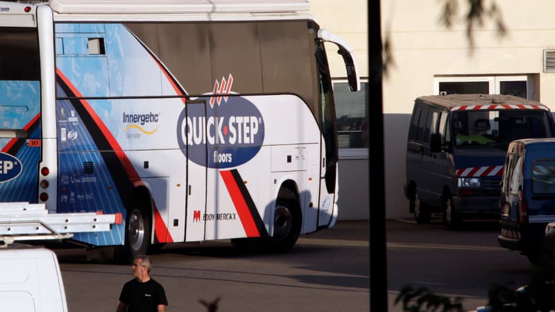 Le bus de la formation Quick Step garé sur le parking de la gendarmerie de Challans