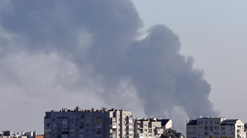De la fumée s'élève au-dessus des bâtiments de la ville de Lviv, dans l'ouest de l'Ukraine, après une frappe de missile russe, le 10 octobre 2022.