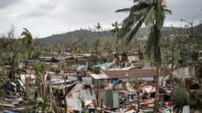 Cette photo prise et diffusée par la Sécurité civile française le 15 décembre 2024 montre des habitations détruites à Combani, sur le territoire français de Mayotte dans l'océan Indien, après le passage du cyclone Chido sur l'archipel.