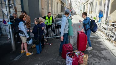 Dix-huit jours après l'explosion mortelle d'un immeuble dans le quartier de Tivoli à Marseille, des habitants regagnent leurs habitations, le 28 avril 2023