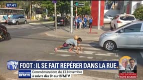 Un jeune passionné de foot se fait repérer dans la rue