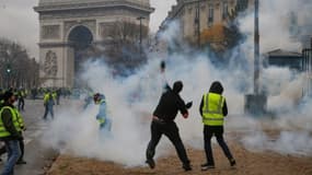 Un manifestant jette un projectile lors du mouvement des gilets jaunes samedi 1er décembre près de l'Arc de Triomphe à Paris. 