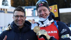 Ole Einar Bjorndalen et Johannes Boe après son sacre sur le sprint des Mondiaux de Lenzerheide, le 15 février 2025.