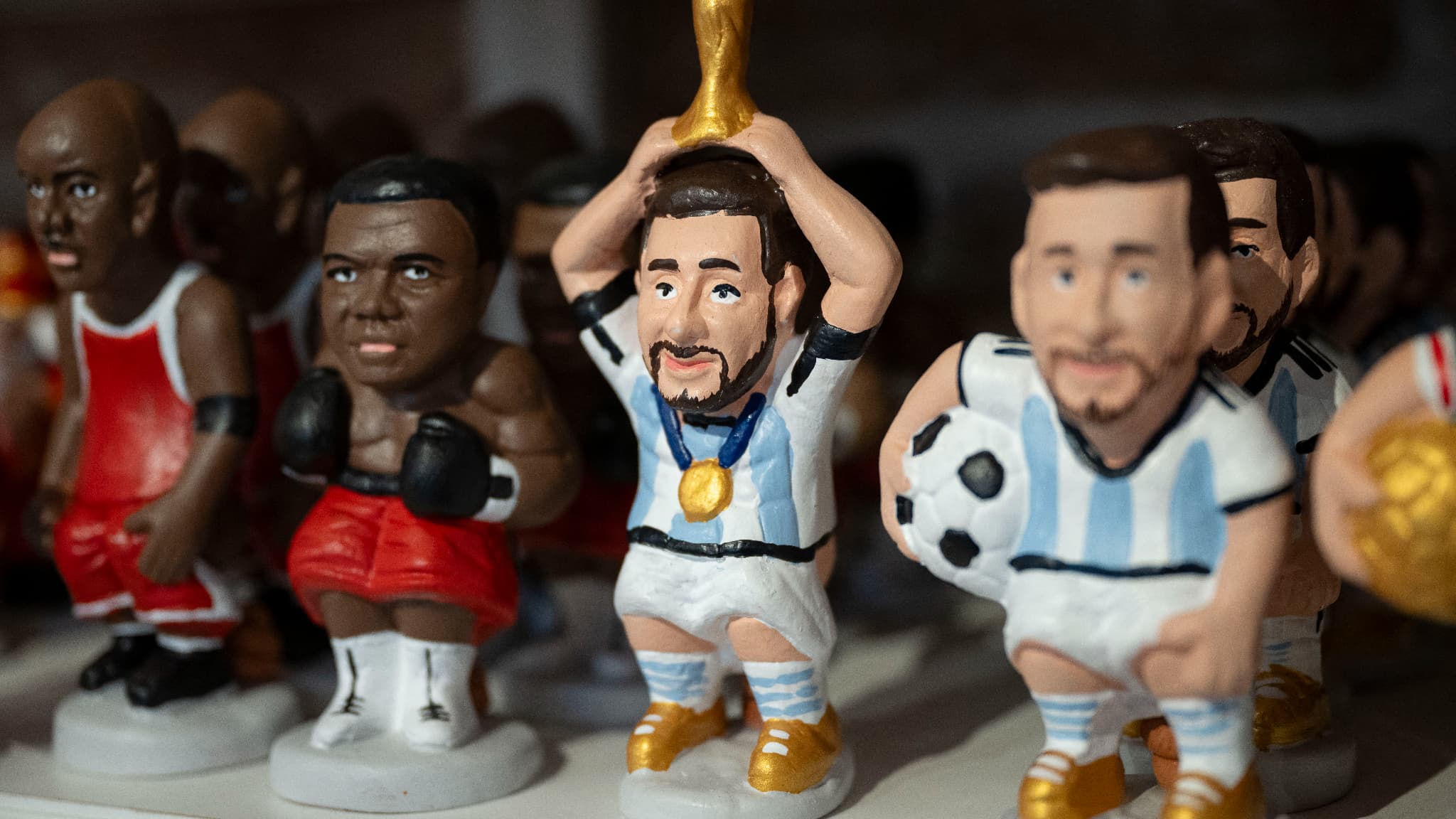 Lionel Messi représenté en santon "chieur" ("caganer").