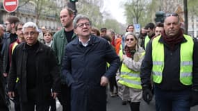 Jean-Luc Mélenchon dans les rues de Paris avec les "gilets jaunes".