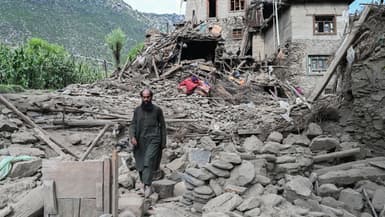 Un Afghan passe devant une maison endommagée à la suite des tremblements de terre qui ont frappé le village de Mazar Dara, dans le district de Nurgal, province de Kunar, dans l'est de l'Afghanistan, le 1er septembre 2025. 