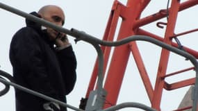 Un homme est retranché en haut d’une grue place du Pin à Agen le 29 mars 2013.