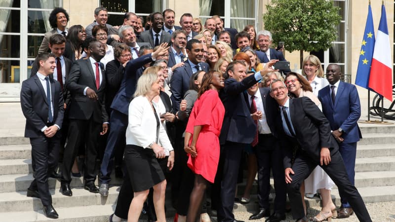 Emmanuel Macron en compagnie de députés du groupe La République en marche