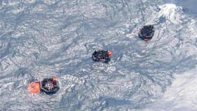 Des survivants du naufrage d'un ferry dans des canots de sauvetage en Papouasie-Nouvelle-Guinée. Une centaine de personnes seraient coincées à l'intérieur du MV Rabaul Queen qui a coulé au large de la côte nord-est du pays et les chances de retrouver des