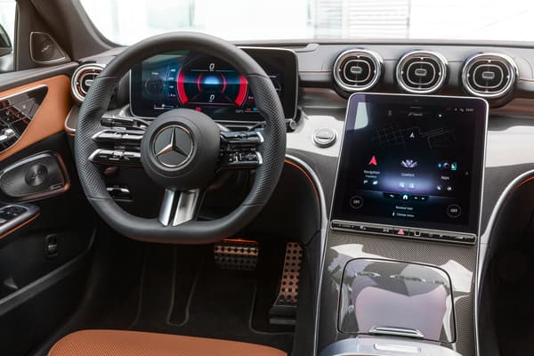 Mercedes introduit sur la Classe C la nouvelle génération de MBUX, son système de connectivité. Mercedes introduit sur la Classe C la nouvelle génération de MBUX, son système de connectivité.