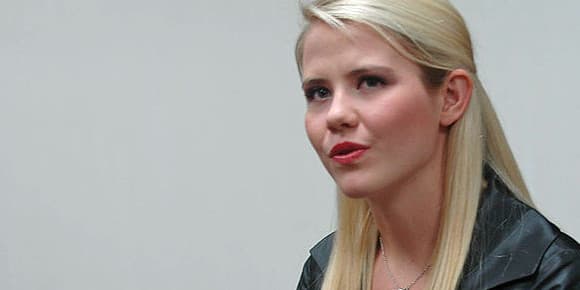 Elisabeth Smart s'engage dans la lutte contre les abus sur les enfants. Elisabeth Smart s'engage dans la lutte contre les abus sur les enfants.
