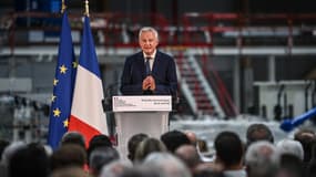 Bruno Le Maire, le 24 août 2023, à l'usine du groupe Fournier (Mobalpa) à Alex près d'Annecy. 