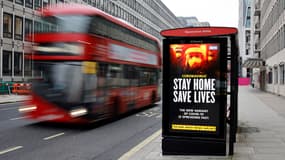 Une publicité encourage les Britanniques à respecter le confinement à Londres, le 8 janvier 2021