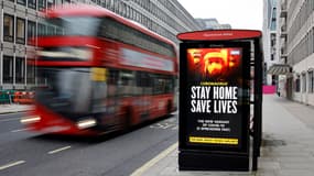 Une publicité encourage les Britanniques à respecter le confinement à Londres, le 8 janvier 2021