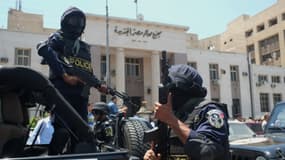Des forces armées patrouillant devant un tribunal du Caire, le 25 juin dernier.