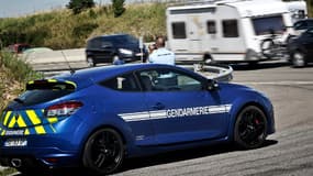 Des gendarmes effectuent des contrôles radars au bord de l'autoroute A39, en août 2011.