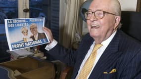 Jean-Marie Le Pen, devant une affiche de campagne où il pose avec sa petite-fille Marion Maréchal, en 1992.