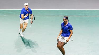 Jannik Sinner et Lorenzo Sonego lors de la demi-finale de Coupe Davis face à la Serbie.