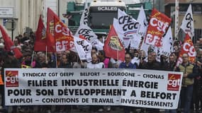 A l'appel de l'intersyndicale CFE-CGC, SUD Industrie et CGT, les salariés se sont réunis devant le site belfortain pour accompagner sur une centaine de mètres la sortie de l'usine du convoi exceptionnel transportant une turbine à gaz.