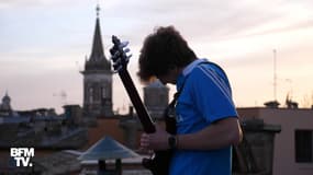 Coronavirus: ce jeune Romain et sa guitare enchantent l'Italie confinée avec ses reprises d'Ennio Morricone