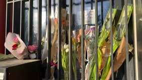 Des fleurs déposées devant le collège Darius-Milhaud de Marseille après la mort d'un adolescent fin février 2025.