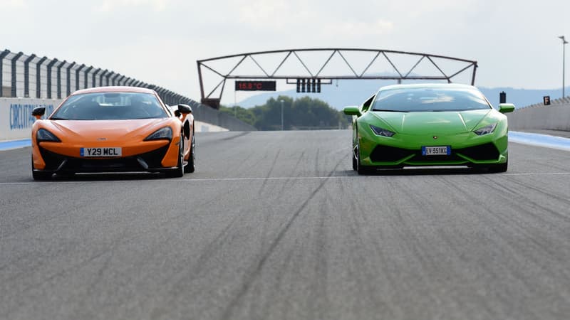 Deux supercars prêtes à s'affronter sur la piste : en orange, la McLaren 570 S, en vert, la Lamborghini Huracan