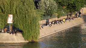 Des Parisiens rassemblés sur les Berges de Seine, le 11 mai 2020.