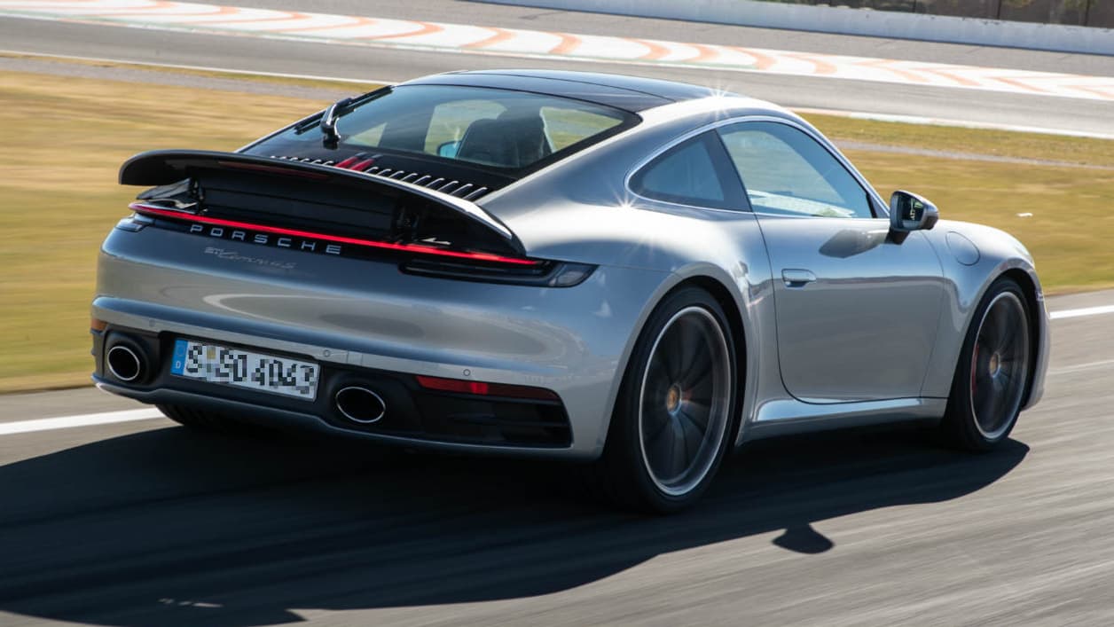 L'aileron se lève à partir de 70km/h. Couvrant toute la largeur ou presque du véhicule, il apparaît deux fois plus grand que sur l'ancienne génération.