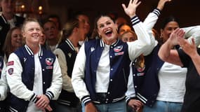 Ilona Maher avec ses coéquipières de l'équipe des Etats-Unis de rugby lors de l'arrivée à Sunderland le 16 août 2025