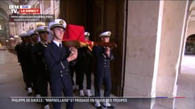 Hommage à Philippe de Gaulle: le cercueil entre dans la cour des Invalides 