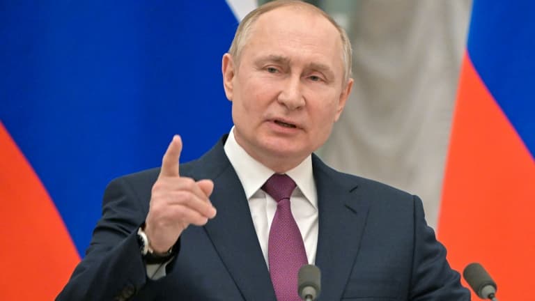 Le président russe Vladimir Poutine s'exprime lors d'une conférence de presse conjointe avec le chancelier allemand Olaf Scholtz, à Moscou le 15 février 2022 