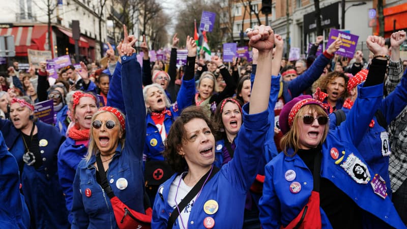 Des membres du collectif féministe "Les Rosies" participent à une marche dans le cadre de la Journée internationale des droits des femmes, à Paris, le 8 mars 2024.