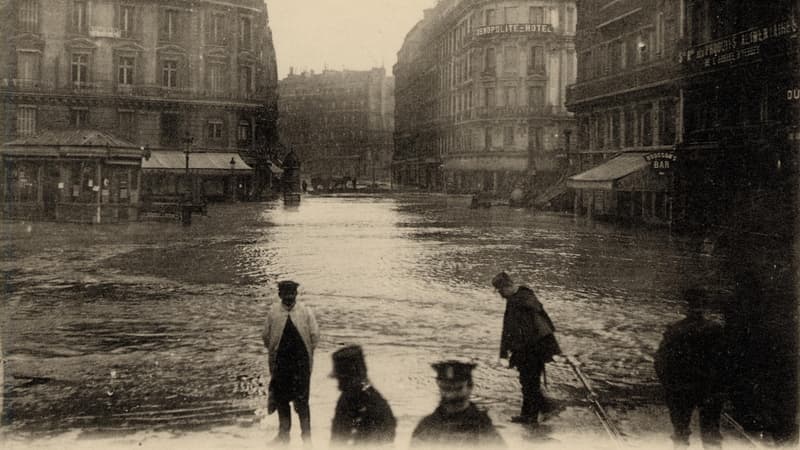 Une carte postale montrant la gare Saint-Lazare inondée lors de la crue de janvier 1910 à Paris.