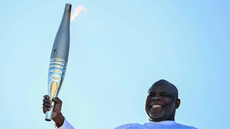 L'ancien footballeur français Basile Boli tenant la flamme olympique à Marseille, le 9 mai 2024. (Photo d'archive).
