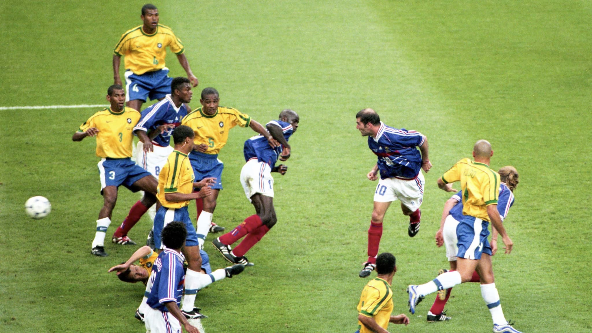 L'un des deux buts de Zinédine Zidane en finale de la Coupe du monde 1998 contre le Brésil, à Saint-Denis le 12 juillet 1998