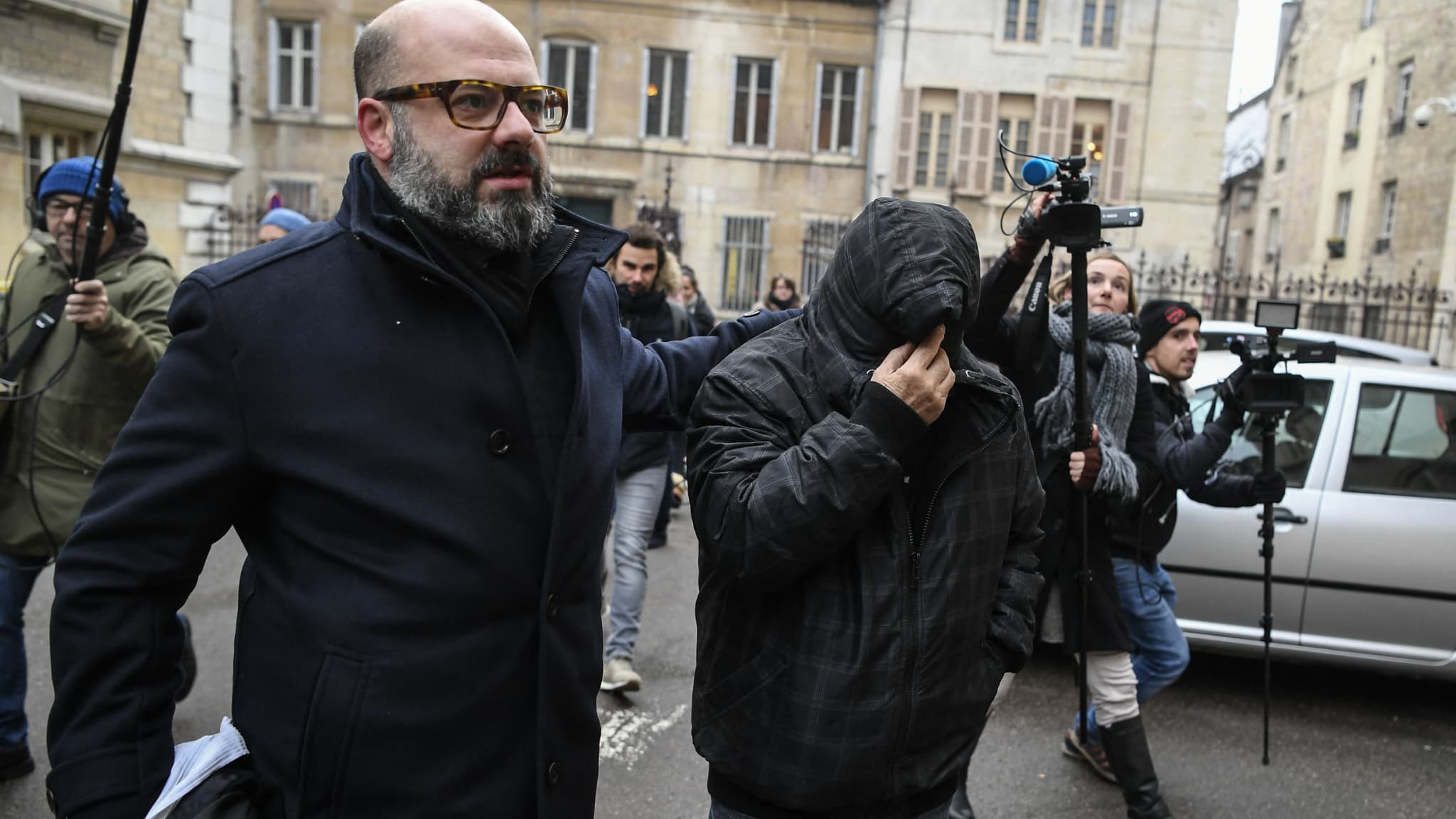 Marcel Jacob (à droite) arrive avec son avocat Stéphane Giuranna (à gauche) au palais de justice de Dijon, dans le centre-est de la France, le 4 décembre 2017, avant une audience dans le cadre de l'affaire du meurtre en 1984 du petit Grégory Villemin, âgé de quatre ans. (Photo d'illustration)