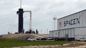 La fusée Falcon 9 de SpaceX sur une rampe de lancement avant le lancement d'Axiom-1, le 7 avril 2022 à Cap Canaveral, en Floride (Etats-Unis).