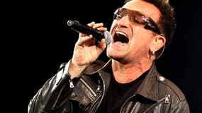 Bono, le chanteur du groupe U2, a fait son retour sur scène vendredi au stade olympique de Turin, deux mois après une opération du dos, reprenant ce que le manager du groupe annonce comme la tournée la plus lucrative de l'histoire. /Photo prise le 6 août