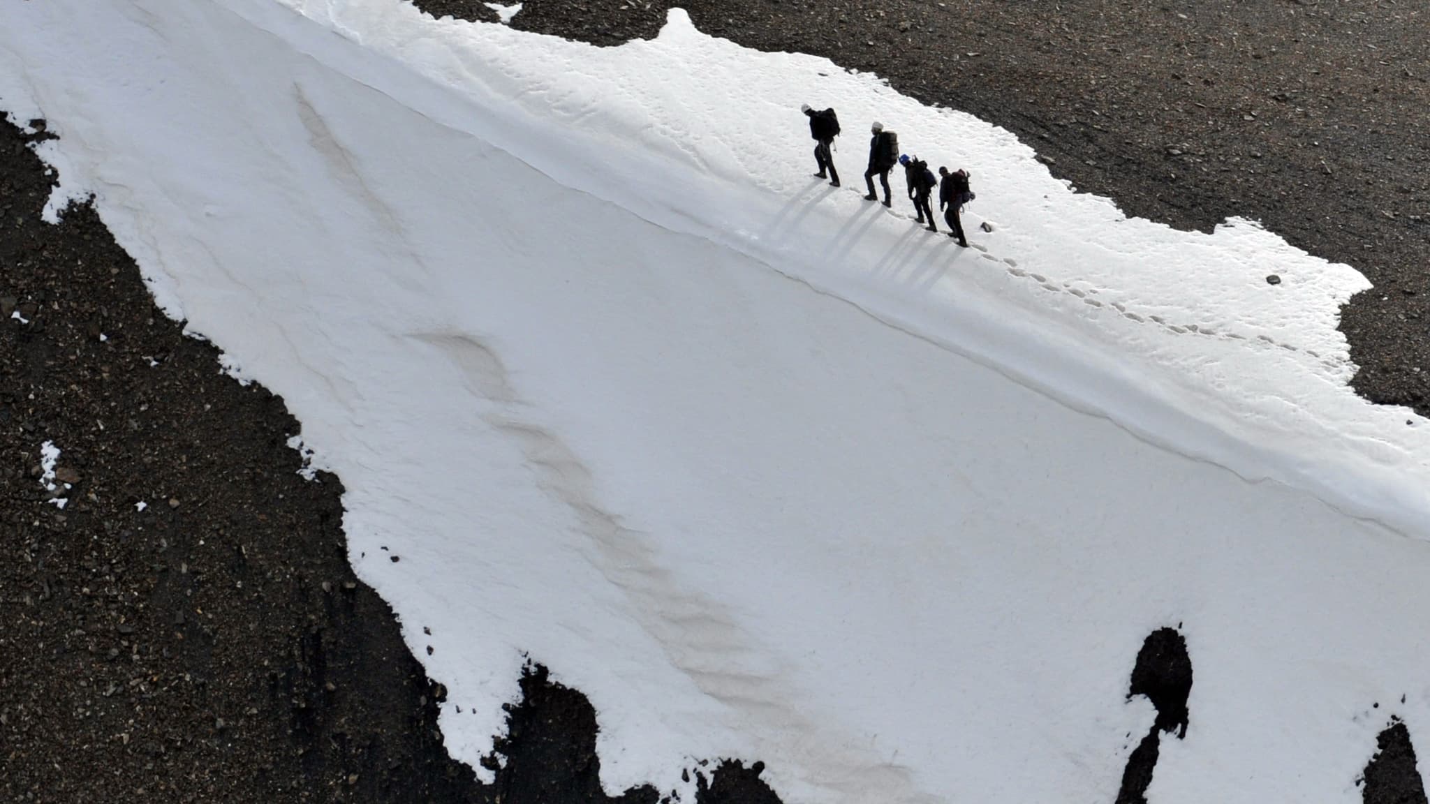 "IMPOSSIBLE D'Y ACCÉDER": UNE ALPINISTE BLOQUÉE DEPUIS 11 JOURS À 7.000M D'ALTITUDE AU KIRGHIZSTAN, LES RECHERCHES SUSPENDUES