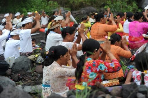 Des Balinais de confession hindoue prient près du volcan Agung, dans le village de Muntig le 26 novembre 2017, dans l'espoir d'empêcher l'éruption du volcan Des Balinais de confession hindoue prient près du volcan Agung, dans le village de Muntig le 26 novembre 2017, dans l'espoir d'empêcher l'éruption du volcan